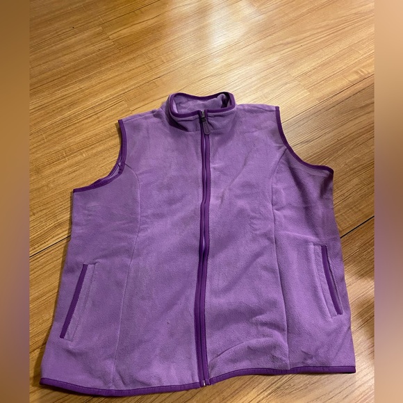 Woman’s Curves brand full zip vest - Picture 2 of 9